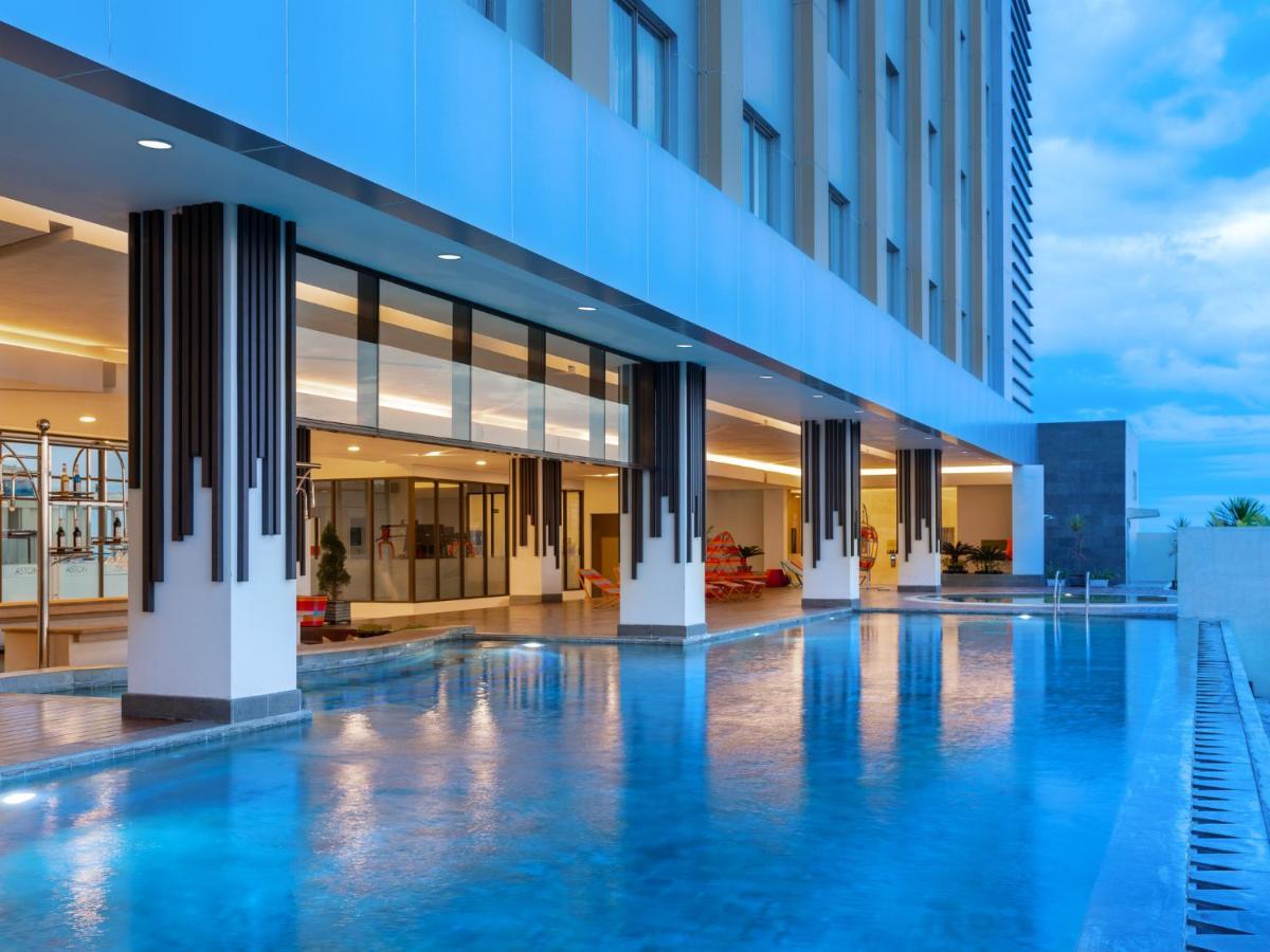 Aston Gresik Hotel & Conference Center Exteriör bild